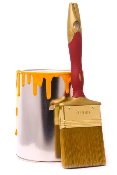 Sarı boya kutusu ve beyaz üzerinde profesyonel fırça — Stok fotoğraf