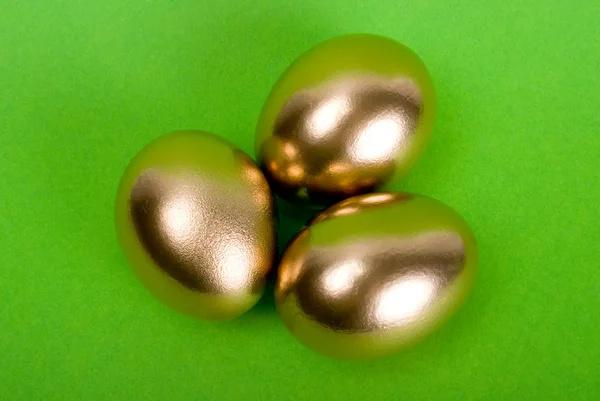 Des œufs dorés. Symbole de l'argent et du succès des investissements — Photo
