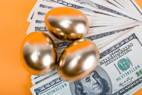 Huevos de oro Un símbolo de hacer dinero e inversión exitosa — Foto de Stock