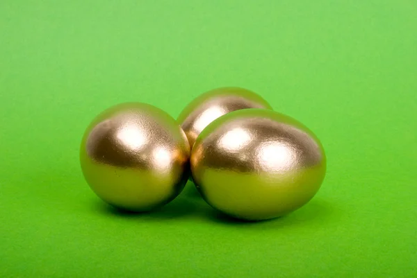Goldene Eier. ein Symbol für Geldverdienen und erfolgreiche Investitionen — Stockfoto