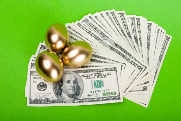 Ovos dourados. Um símbolo de ganhar dinheiro e investimento bem sucedido — Fotografia de Stock