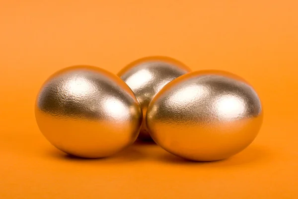 Золотые яйца. Символ зарабатывания денег и успешного инвестирования — стоковое фото