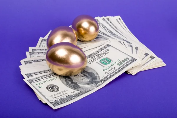 Ovos dourados. Um símbolo de ganhar dinheiro e investimento bem sucedido — Fotografia de Stock