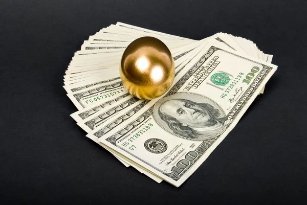 金黄的鸡蛋。使钱和成功投资的一个符号 — 图库照片