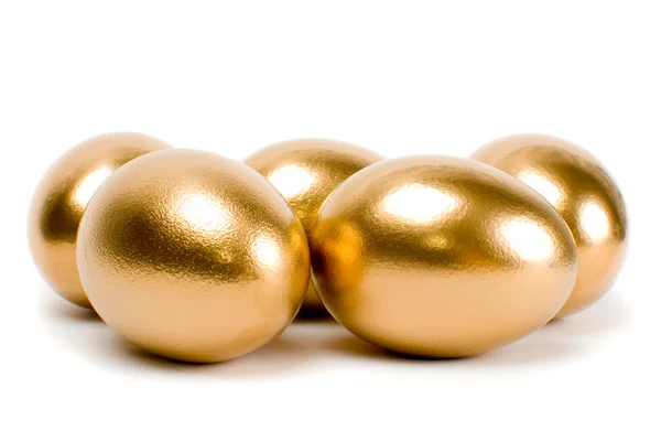 Золотые яйца. Символ зарабатывания денег и успешного инвестирования — стоковое фото