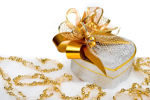 De doos van de gift van Kerstmis zilveren hart met gouden lint in sneeuw op een — Stockfoto