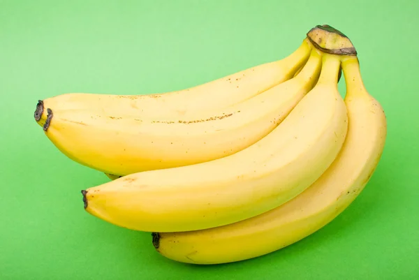 熟透的香蕉束绿色背景 — 图库照片