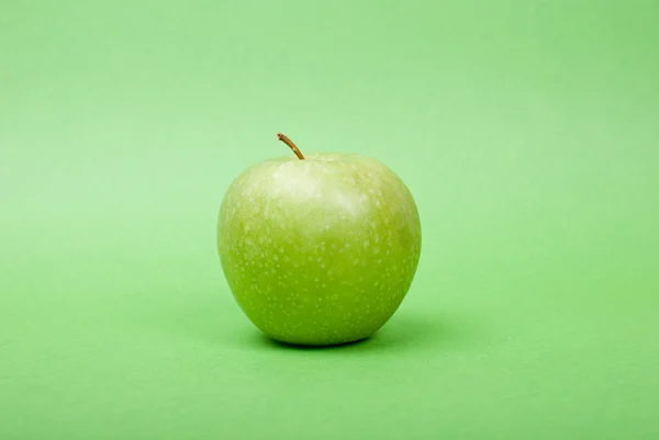 Ripe green apple on green background — Stock Photo, Image