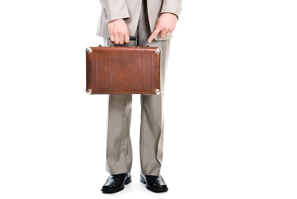 Чоловік тримає стару валізу ізольовано на білому тлі — стокове фото