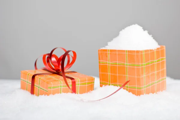 Pudełko świąteczne w śniegu — Zdjęcie stockowe