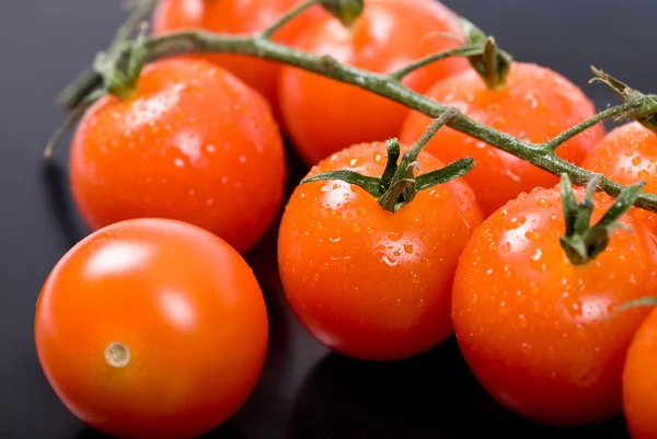 Tomates cerises dans une assiette noire — Photo