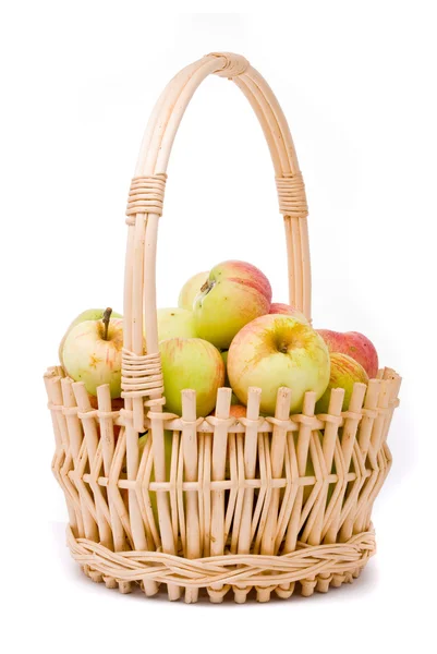 Reife Äpfel im Korb auf weißem Hintergrund — Stockfoto
