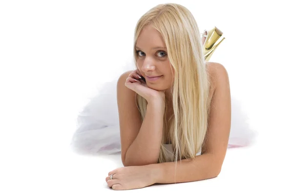 Portret piękne blond młoda kobieta w białej sukni na białym tle — Zdjęcie stockowe