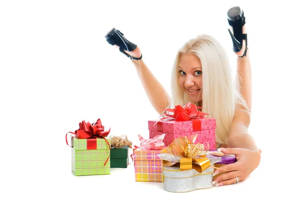 Hermosa mujer rubia sexy con cajas de regalo en el fondo blanco —  Fotos de Stock