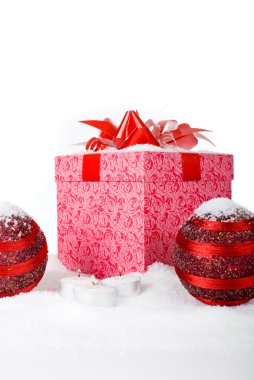 Noel hediye kutu kırmızı toplar ve mumlar ile karda