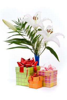 güzel buket sepet ve beyaz bir bac üzerinde hediye kutuları