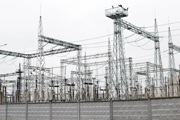 Central eléctrica - estación de transformación. Multitud de cables y wi — Foto de Stock