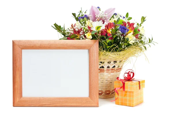 Caja de regalo y marco de madera con flores sobre fondo blanco —  Fotos de Stock