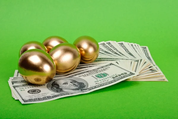 Huevos de oro Un símbolo de hacer dinero e inversión exitosa —  Fotos de Stock