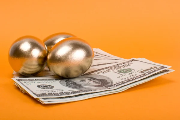 黄金の卵。お金と投資の成功を作るのシンボル — ストック写真