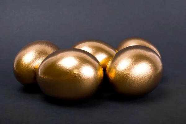 Des œufs dorés. Symbole de l'argent et du succès des investissements — Photo