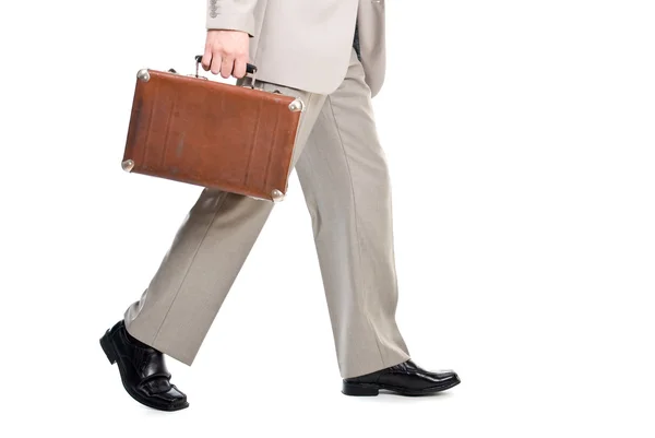 Прогулянковий чоловік тримає стару валізу ізольовано на білому фоні — стокове фото