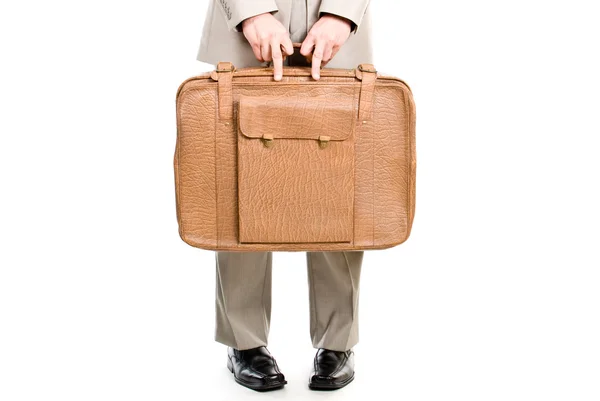 Mann hält einen alten Koffer isoliert über weißem Hintergrund — Stockfoto
