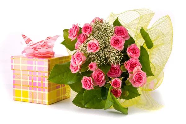 Vackra rosor bukett och nuvarande box på vit bakgrund — Stockfoto