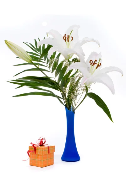 Hermoso ramo en la cesta y caja de regalo en un respaldo blanco — Foto de Stock