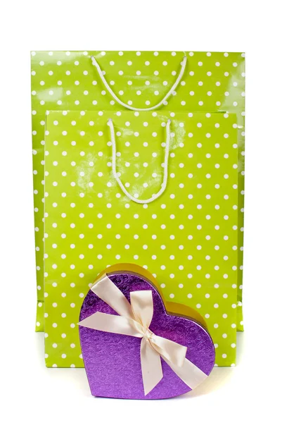 Bolsas de compras de papel verde y caja del corazón aislados en fondo blanco —  Fotos de Stock