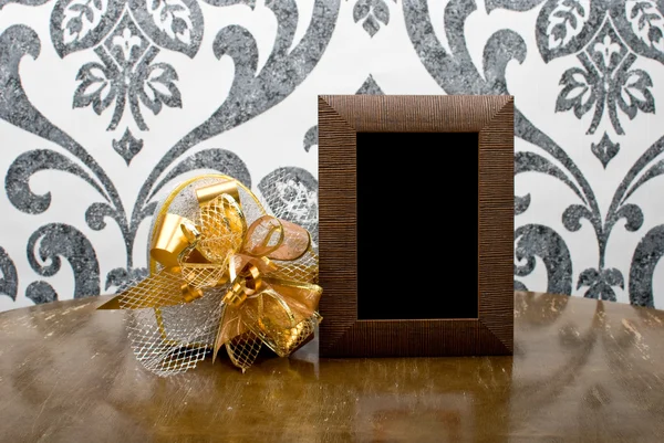 Houten foto frame en zilver aanwezig box op tafel — Stockfoto