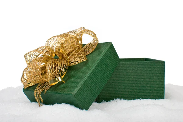 Coffret cadeau vert Noël avec ruban or dans la neige sur un bac blanc — Photo