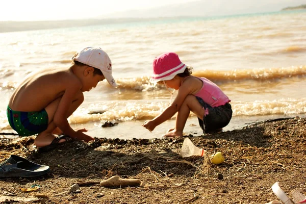 Kinder in einem See — Stockfoto