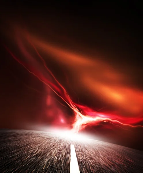 Natt road. himlen med flash. — Stockfoto