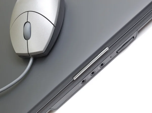 Silver mus och svart laptop — Stockfoto