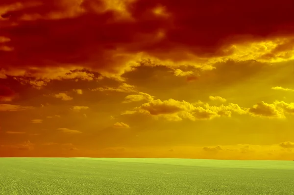 Rode bewolkt landschap — Stockfoto