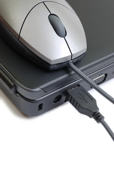 Mouse del computer tra due computer portatili — Foto Stock