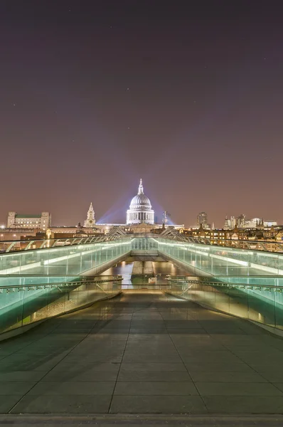 De Millennium bridge in Londen, Engeland — Stockfoto