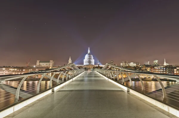 在伦敦，英国千年桥 — 图库照片