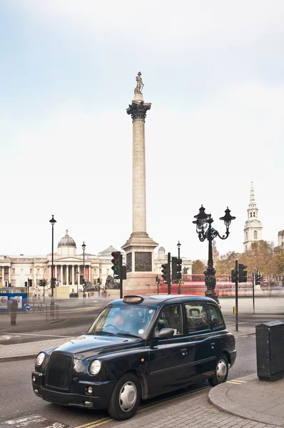 Taxi on Nelsons Column at London, England — Stock Photo, Image