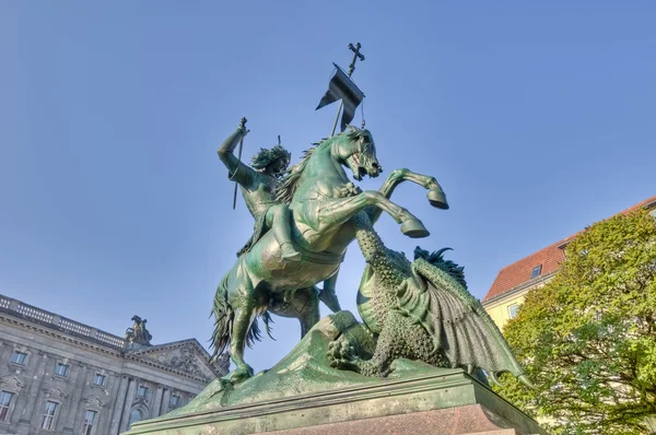 Heiliger george im kampf mit der drachenstatue in berlin, deutschland — Stockfoto