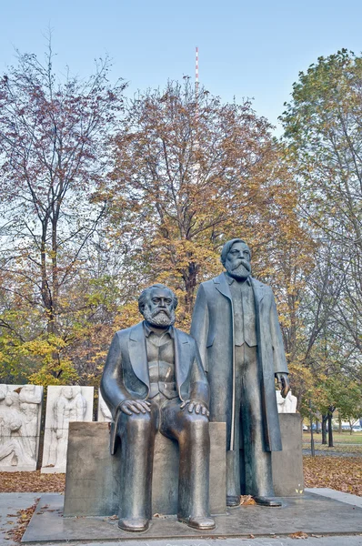 Άγαλμα του Καρλ Μαρξ και Φρίντριχ Ένγκελς στο Βερολίνο, Γερμανία — Φωτογραφία Αρχείου