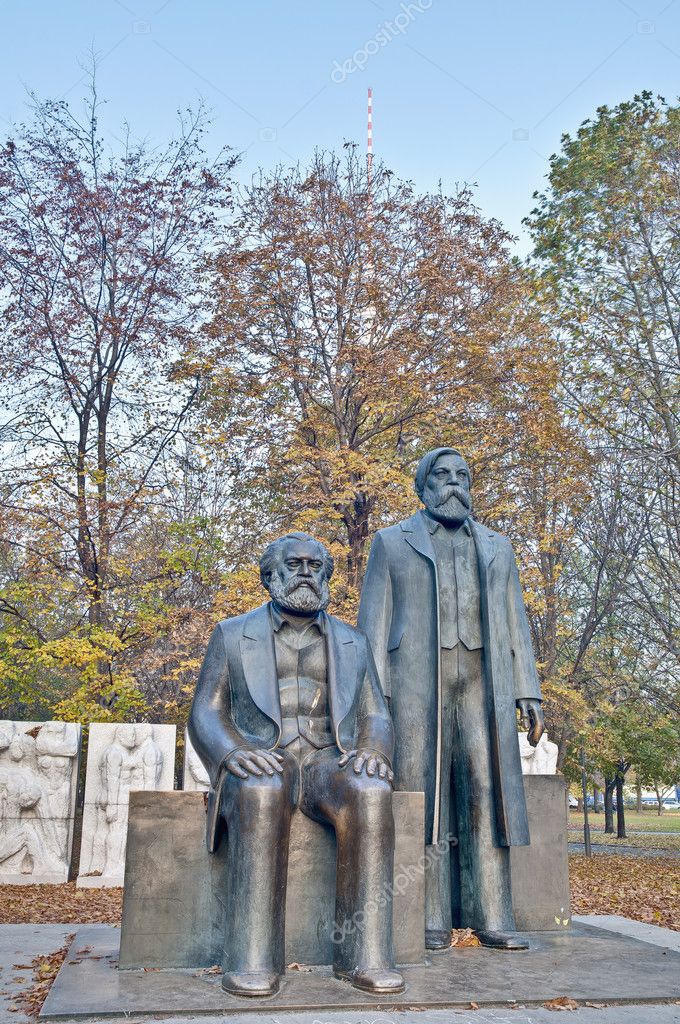 Estatua de Karl Marx y Friedrich Engels en Berlín, Alemania: fotografía ...