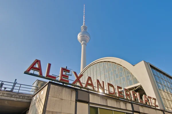 Alexanderplatz, no distrito central de Mitte, em Berlim . — Fotografia de Stock