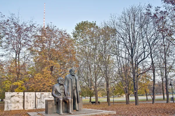 Estatua de Karl Marx y Friedrich Engels en Berlín, Alemania —  Fotos de Stock