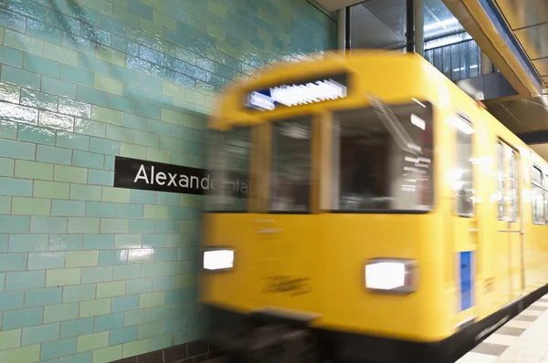 ベルリン、ドイツでアレクサンダー u バーン駅 — ストック写真