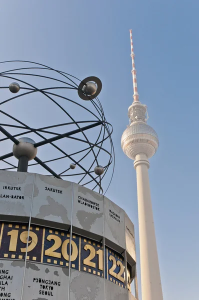 De weltzeituhr op alexanderplatz in Berlijn — Stockfoto