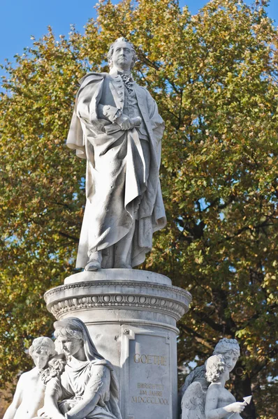 Статуя Иоганна Вольфганга фон Гете в Берлине, Германия — стоковое фото