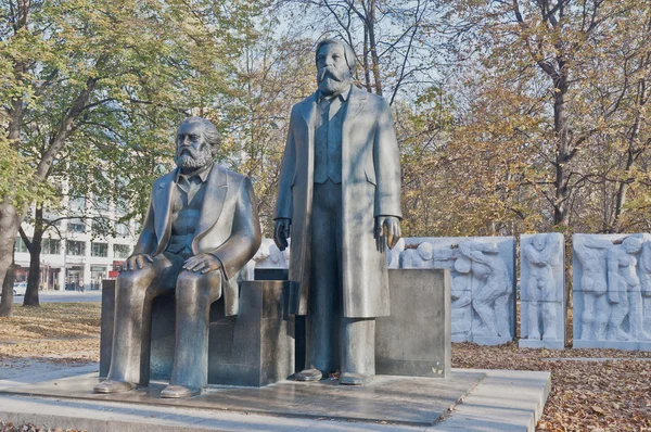 Estátua de Karl Marx e Friedrich Engels em Berlim, Alemanha — Fotografia de Stock