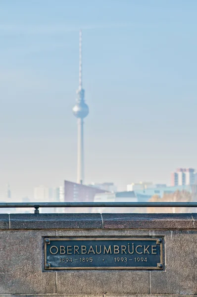 De oberbaumbrucke brug bij Berlijn, Duitsland — Stockfoto
